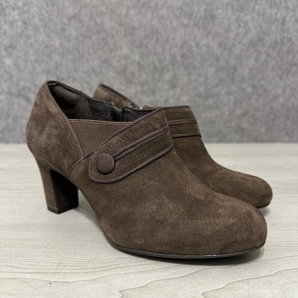 Clarks Artisan Tamryn Maize Women's Sz 6 Brown Suede Ankle Booties Heels 66559